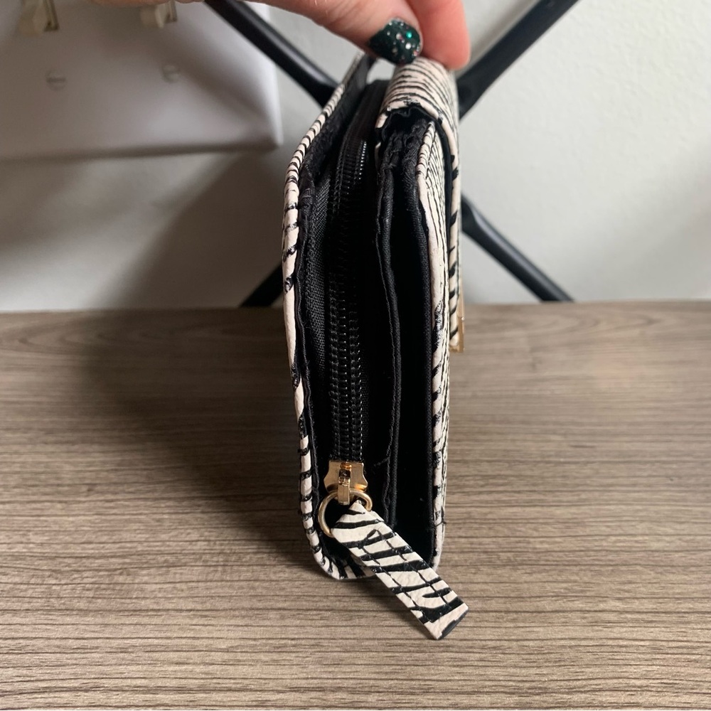 Tahari Zebra Print Wallet Black & White Identity Protect Lining - Picture 8 of 11